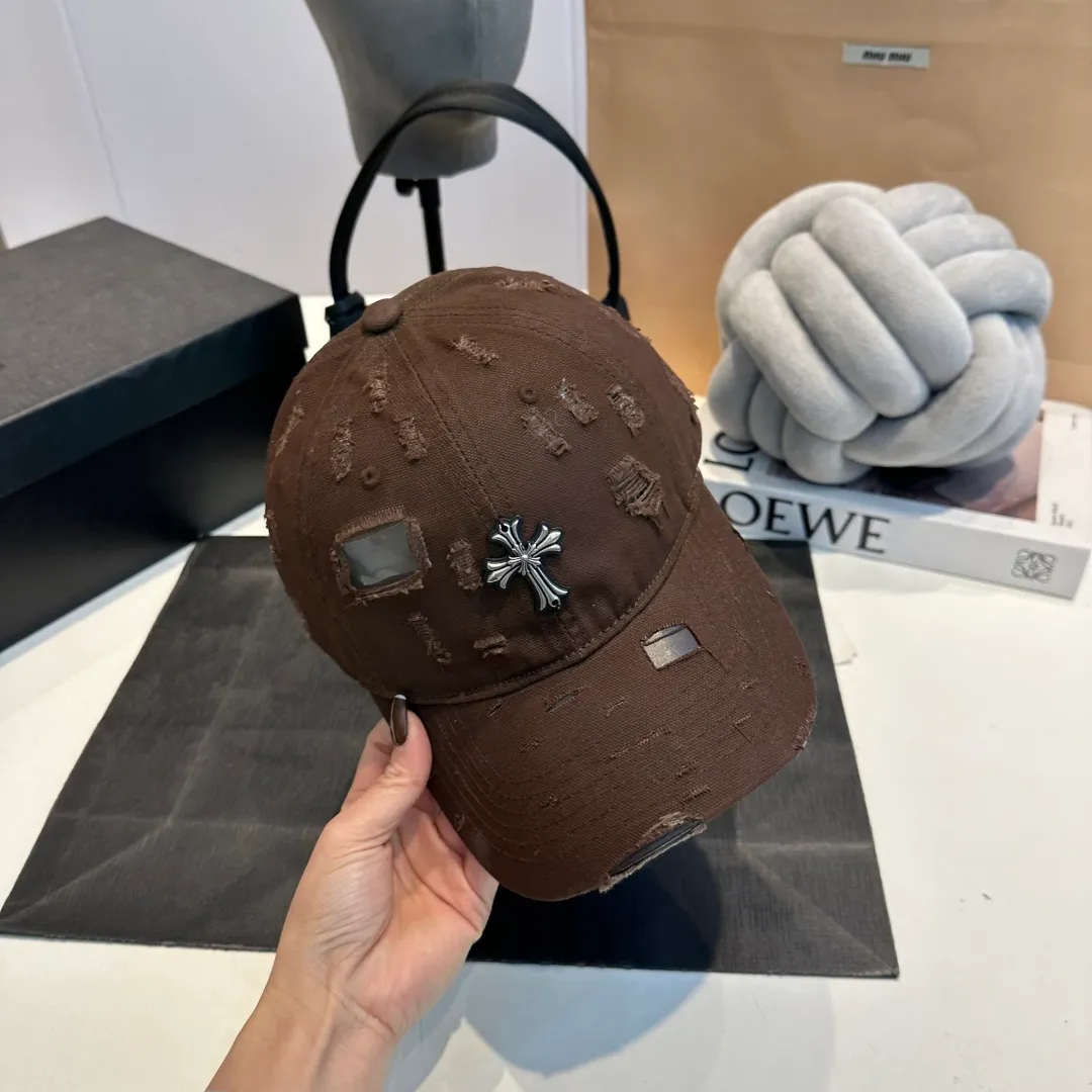 P60 Croxin's new ripped washed cotton baseball cap, a personalized and fashionable style, casual with a cool feel, the same style for men and women! Material: 100% cotton Head circumference: 56-58cm available